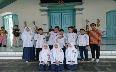 Siswa SMP Djama’atul Ichwan Melakukan Taziah ke Sinuhun Pakubuwono XIII di Kraton Solo