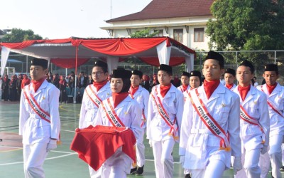 Siswa SMP Djama’atul Ichwan Surakarta Menjadi Petugas Upacara dan Paskibra pada Peringatan HUT ke-80 RI di YPJI