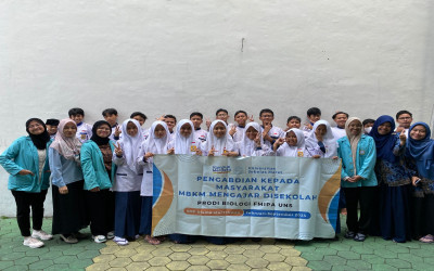 Discovering the World Under the Microscope: Kunjungan dari Prodi FMIPA UNS ke SMP Djama’atul Ichwan